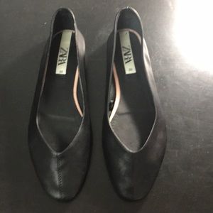 Black ballerina flats